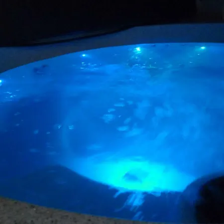 Jacuzzi Sauna Piscine Hébergement de vacances *