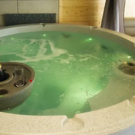 Jacuzzi Sauna Piscine Hébergement de vacances